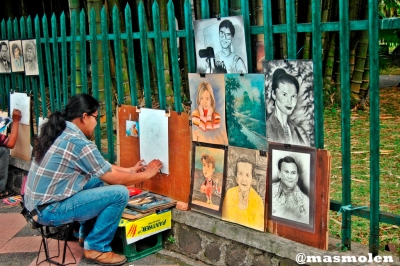Sejumlah pelukis memarkan karyanya di pinggir jalan