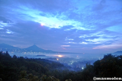 Langit pagi di Punthuk Setumbu